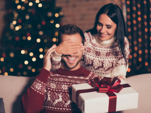 Ragazzo riceve regalo di natale da una donna